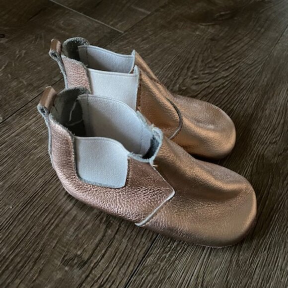 Rose GOld Mia's Mocs boots size 4 Toddler - Picture 1 of 2